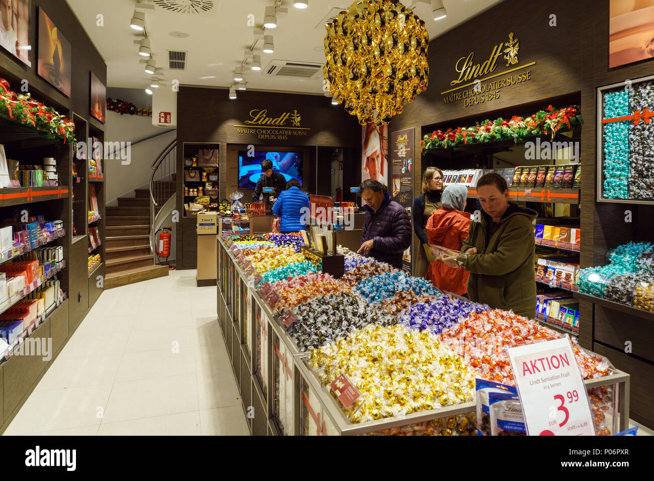 Wien, Österreich - 22. Oktober 2017: Käufer kaufen Schokolade und  Süßigkeiten in das Innere des Ladens der berühmten Marke Lindt  Stockfotografie - Alamy