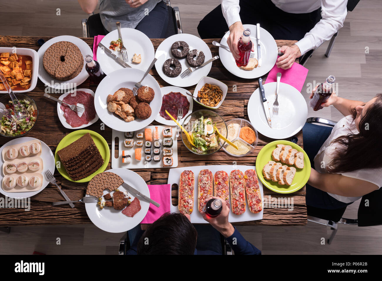 Hohe Betrachtungswinkel der jungen Freunde zu Mittag zusammen Stockfoto