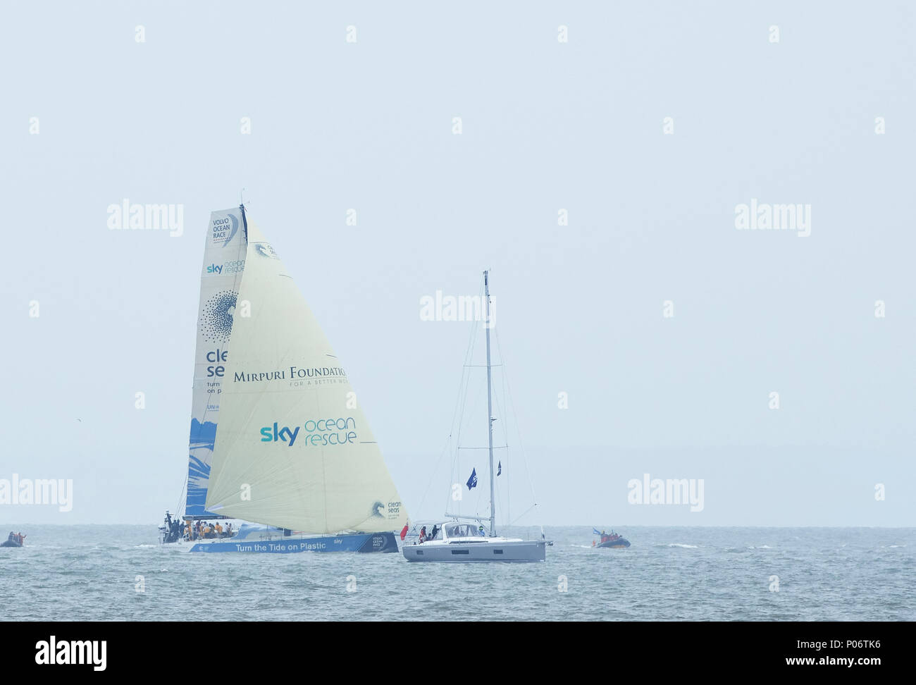 Cardiff, Wales, UK. 8. Juni 2018. Drehen Sie die Tide auf Kunststoff während des Volvo Ocean Race In-port Race. Credit: Phillip Thomas/Alamy leben Nachrichten Stockfoto