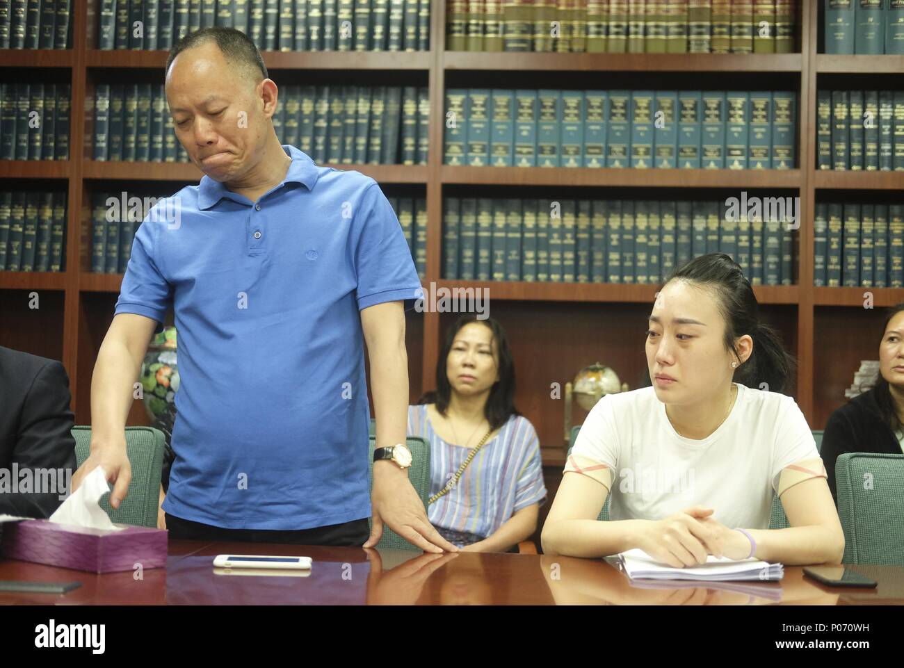 Los Angeles, Kalifornien, USA. 8. Juni 2018. Yue Jiang's Vater YONG JIANG, Links, und Cousin XIANG XU sprechen zu den Medien während einer Pressekonferenz zu fordern Gerechtigkeit Depertment Leben ohne Bewährung für Holly Davis, der geschossen und getötet Yue Jiang, ein 19-jähriger Chinese International Student im Jahr 2016 zu berücksichtigen. Credit: Ringo Chiu/ZUMA Draht/Alamy leben Nachrichten Stockfoto