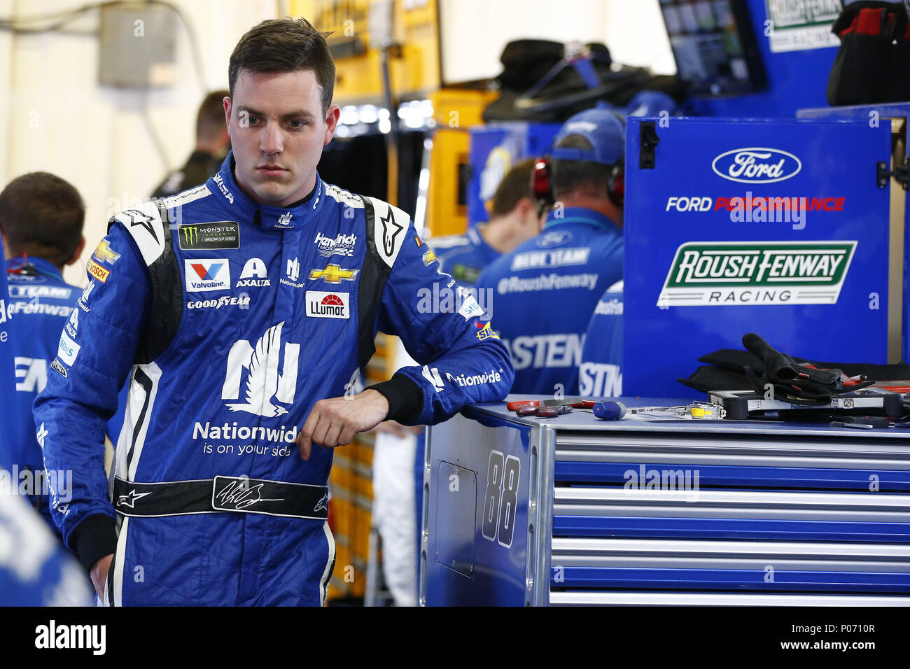 Brooklyn, Michigan, USA. 8. Juni 2018. Alex Bowman (88) hängt in der Garage während der Praxis für die FireKeepers Casino 400 am Michigan International Speedway in Brooklyn, Michigan. Quelle: Chris Owens Asp Inc/ASP/ZUMA Draht/Alamy leben Nachrichten Stockfoto