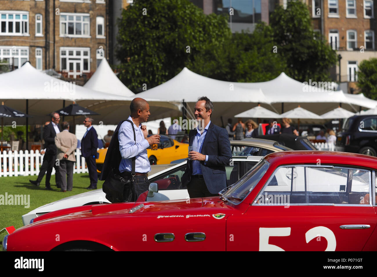 London, UK, 8. Juni 2018. Banker, Einkäufer und Benzin Köpfe versammelten sich heute für die jährliche Stadt Concours Autofahren Garden Party in den Gärten der Honourable Artillery Company hat seinen Sitz im Herzen der Stadt London, Vereinigtes Königreich. Quelle: Michael Preston/Alamy leben Nachrichten Stockfoto