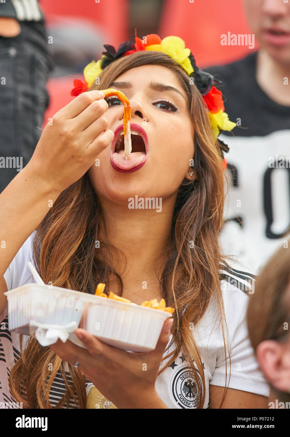 Leverkusen, Deutschland, 8. Juni 2018. Deutschland - Saudi-Arabien, Fußball, Leverkusen, Juni 08, 2018 Fans, Unterstützer, Zuschauer, club Fahnen, Feier. Mädchen isst Pommes DEUTSCHLAND - Saudi-arabien 2-1 Freundschaftsspiel, deutscher Fußball-Nationalteam, DFB, Saison 2017/2018, Juni 08, 2018 in Leverkusen, Deutschland. © Peter Schatz/Alamy leben Nachrichten Stockfoto