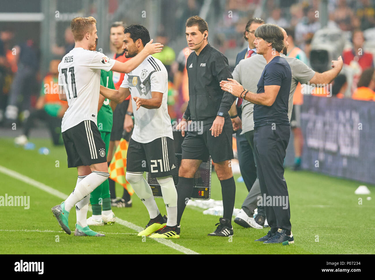 Leverkusen, Deutschland, 8. Juni 2018. Deutschland - Saudi-Arabien, Fußball, Leverkusen, Juni 08, 2018 Ilkay GUENDOGAN, DFB 21, DFB-headcoach Joachim Jogi Löw, Löw, Ändern, Substitution, Marco Reus, 11 DFB DEUTSCHLAND - Saudi-arabien 2-1 Freundschaftsspiel, deutscher Fußball-Nationalteam, DFB, Saison 2017/2018, Juni 08, 2018 in Leverkusen, Deutschland. © Peter Schatz/Alamy leben Nachrichten Stockfoto