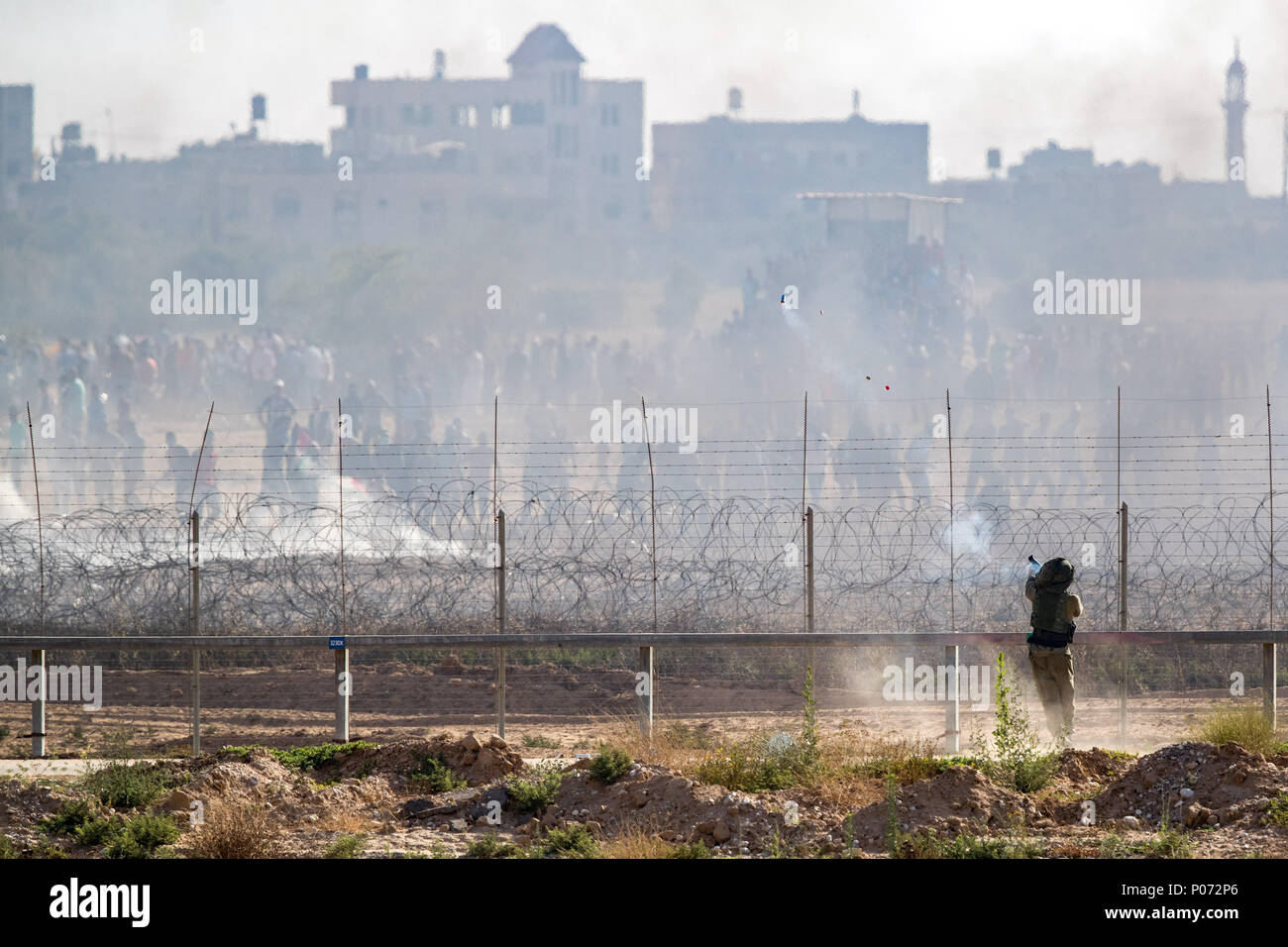 Jerusalem, Israel, 8. Juni, 2018. Israelische Sicherheitskräfte brand Tränengas gegen palästinensische Demonstranten entlang der Grenze zwischen dem Gazastreifen und Israel, am 8. Juni 2018. Credit: Jini/Xinhua/Alamy leben Nachrichten Stockfoto