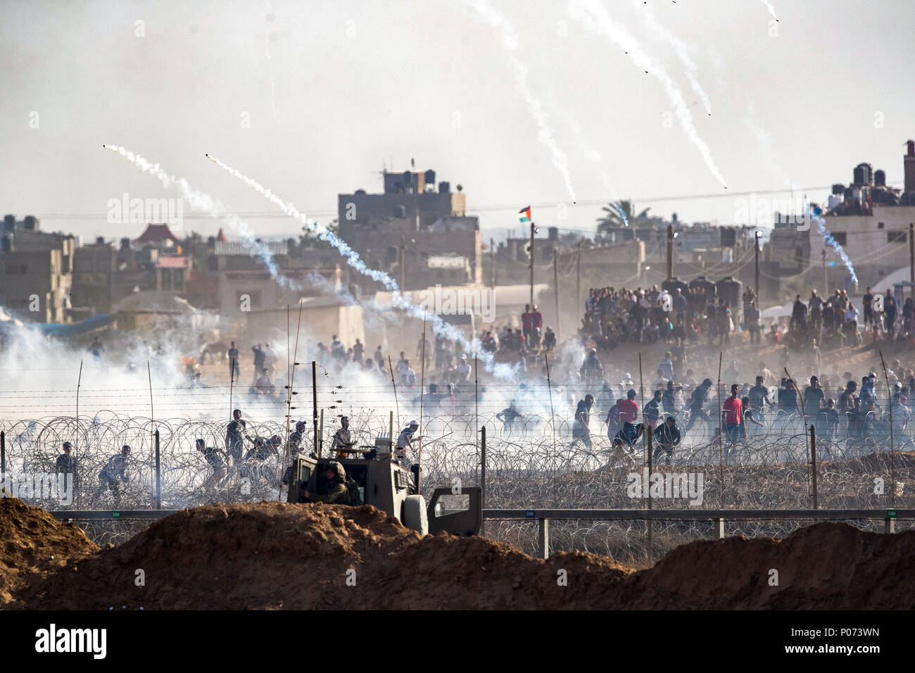 Jerusalem, Israel, 8. Juni, 2018. Israelische Sicherheitskräfte brand Tränengas gegen palästinensische Demonstranten entlang der Grenze zwischen dem Gazastreifen und Israel, am 8. Juni 2018. Credit: Jini/Xinhua/Alamy leben Nachrichten Stockfoto