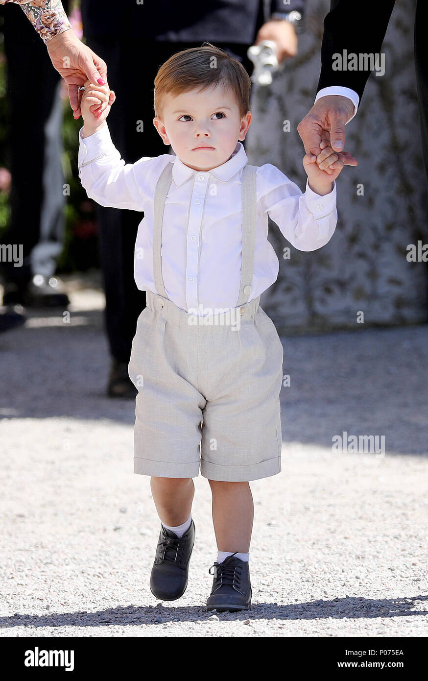 Stockholm, Schweden. 07 Juni, 2018. Prinz Oskar von Schweden posieren für die Presse, die am 8. Juni 2018, nach der Taufe der Prinzessin Adrienne auf Schloss Drottningholm Kapelle Credit: Albert Nieboer/Niederlande/Point de Vue, - KEINE LEITUNG SERVICE-Credit: Albert Nieboer/Royal drücken Sie Europa/RPE/dpa/Alamy leben Nachrichten Stockfoto