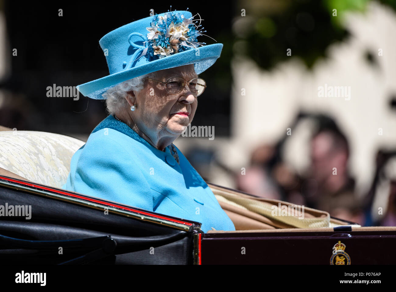 Truppe der Farbe 2018. Die Königin fährt alleine in einer Kutsche in der Mall, London, in blauem Angela Kelly Design Outfit in Richtung Horse Guards Stockfoto