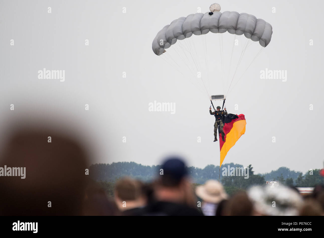 Wunstorf, Deutschland, 09. Juni 2018, ein Fallschirmjäger mit einem deutschen Flagge landet auf der Air Base nach dem Sprung von einem Airbus A400M-Transporter. Der vierte "Tag der Bundeswehr" ist eine deutsche militärische Ereignis bundesweit an 21 verschiedenen Standorten. Foto: Swen Pförtner/dpa Quelle: dpa Picture alliance/Alamy leben Nachrichten Stockfoto