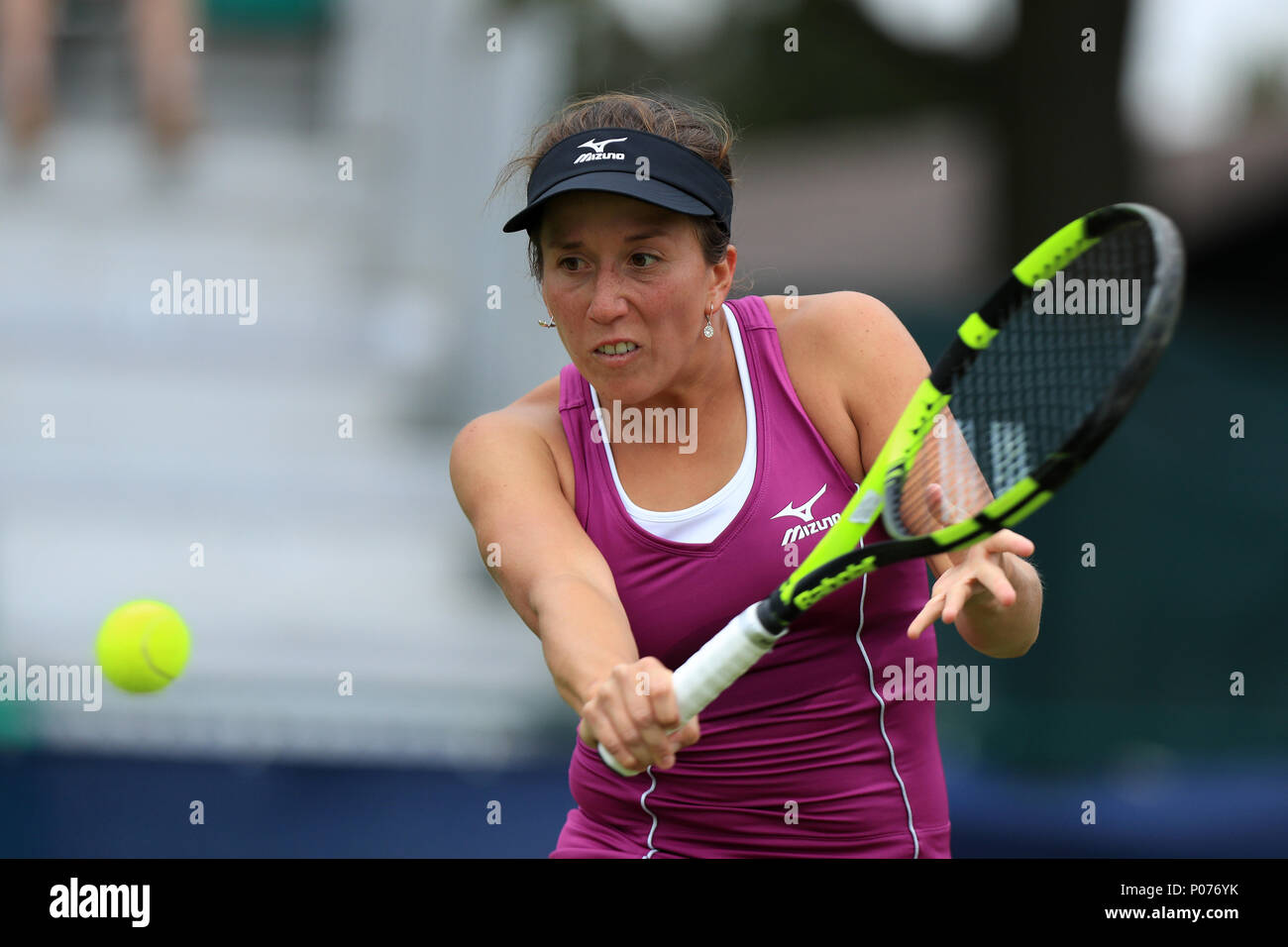 Tennis Center Nottingham, Nottingham, UK. 9. Juni, 2018. Die Natur Tal Open Tennis Turnier; Irina Falconi der USA liefert dienen in der Frauen singles Qualifikationsspiel gegen Freya Christie von Großbritannien Quelle: Aktion plus Sport/Alamy leben Nachrichten Stockfoto