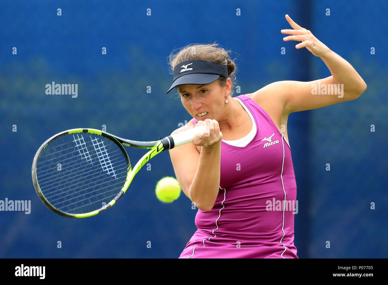 Tennis Center Nottingham, Nottingham, UK. 9. Juni, 2018. Die Natur Tal Open Tennis Turnier; Irina Falconi der USA spielt eine Vorhand während singles die Damen Qualifikationsspiel gegen Freya Christie von Großbritannien Quelle: Aktion plus Sport/Alamy leben Nachrichten Stockfoto