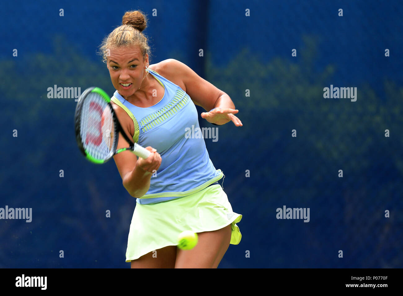 Tennis Center Nottingham, Nottingham, UK. 9. Juni, 2018. Die Natur Tal Open Tennis Turnier; Freya Christie von Großbritannien spielt eine Vorhand während singles die Damen Qualifikationsspiel gegen Irina Falconi der USA Credit: Aktion plus Sport/Alamy leben Nachrichten Stockfoto