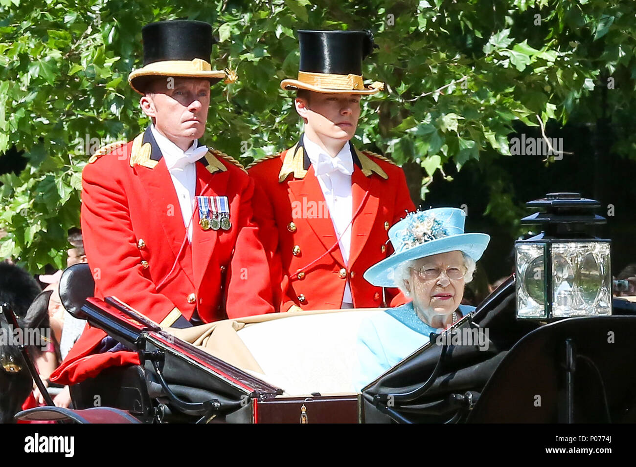 Die Mall. London, Großbritannien. Vom 9. Juni 2018 - Der Königin Elizabeth II. verbunden durch die anderen Mitglieder der Königlichen Familie reisen entlang der Mall in einem offenen Wagen oben während der die Farbe, die die 92. Feier der offiziellen Geburtstag der Königin, während deren sie Truppen prüft die Haushalts Division als Sie März in Whitehall, bevor Sie ein fly-Vergangenheit vom Balkon am Buckingham Palace. Credit: Dinendra Haria/Alamy leben Nachrichten Stockfoto