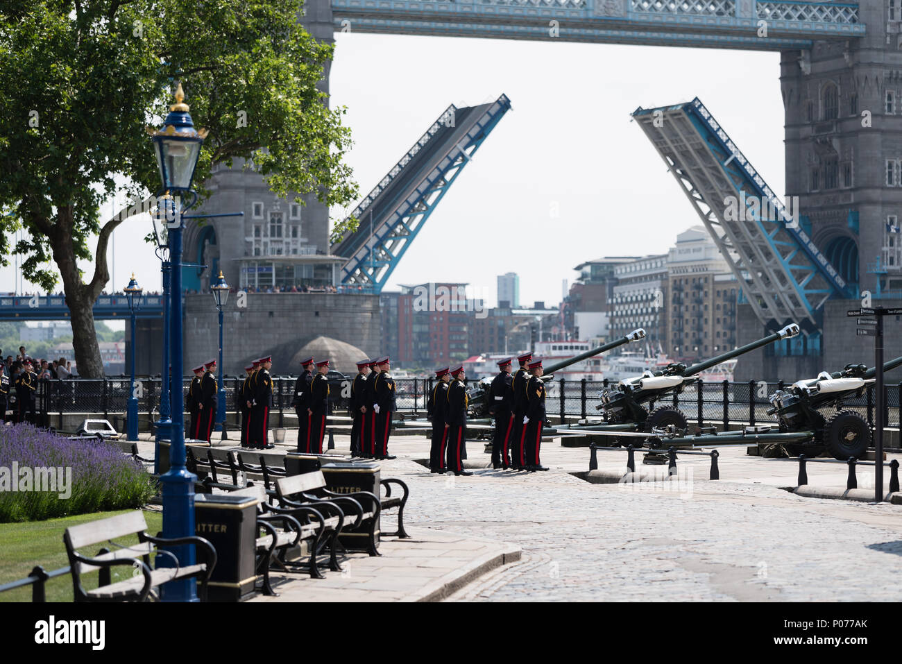Gun Salute im Tower von London. Diese spezielle commemorative Zündungen statt auf der Pistole Park an der Wharf, den Geburtstag der Königin zu gedenken. Insgesamt waren es 62 Umläufe gefeuert. Stockfoto