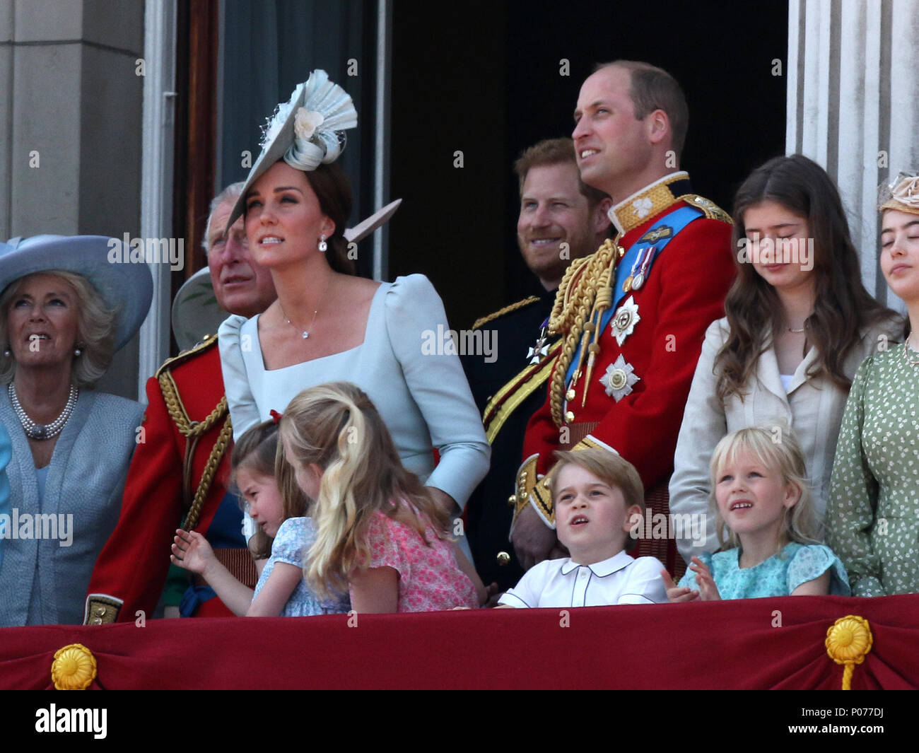 Prinzessin Charlotte und Prince George mit anderen Mitgliedern der britischen Royal Family auf dem Balkon des Buckingham Palastes nach dem Trooping der Farbe 2018. Die Farbe markiert den Queens offizieller Geburtstag. Die Farbe, London, 9. Juni 2018. Stockfoto