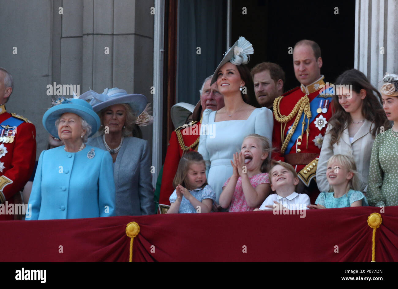 Prinzessin Charlotte und Prince George mit anderen Mitgliedern der britischen Royal Family auf dem Balkon des Buckingham Palastes nach dem Trooping der Farbe 2018. Die Farbe markiert den Queens offizieller Geburtstag. Die Farbe, London, 9. Juni 2018. Stockfoto