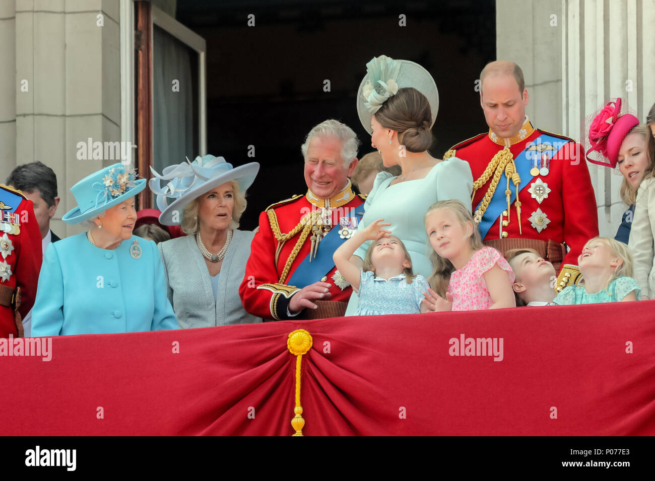 Savannah phillips auf dem balkon buckingham palace Fotos und