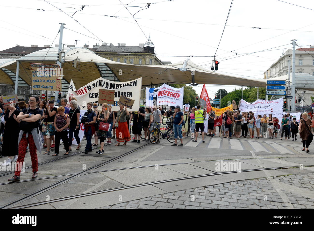 Wien, Österreich. 9. Mai 2018. Demonstration gegen die Erschöpfung der gegenwärtigen Regierung im Bildungswesen in Osterreich. Demonstration gegen das neue Bildungssystem der schwarz-blauen Regierung. Koalitionskredit: Franz Perc / Alamy Live News Stockfoto