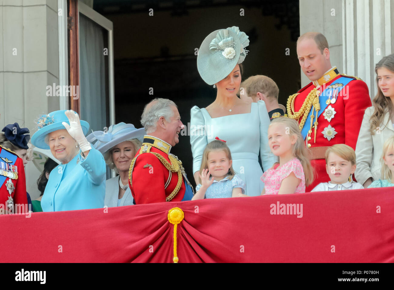 London, UK, 9. Juni 2018. Prinzessin Charlotte Spiegel der Königin, winken vom Balkon, der Buckingham Palace, die Farbe der Credit: Amanda Rose/Alamy leben Nachrichten Stockfoto
