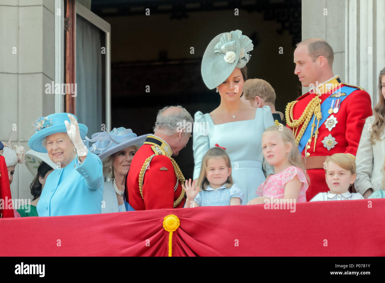 London, UK, 9. Juni 2018. Prinzessin Charlotte Spiegel der Königin, winken vom Balkon, der Buckingham Palace, die Farbe der Credit: Amanda Rose/Alamy leben Nachrichten Stockfoto