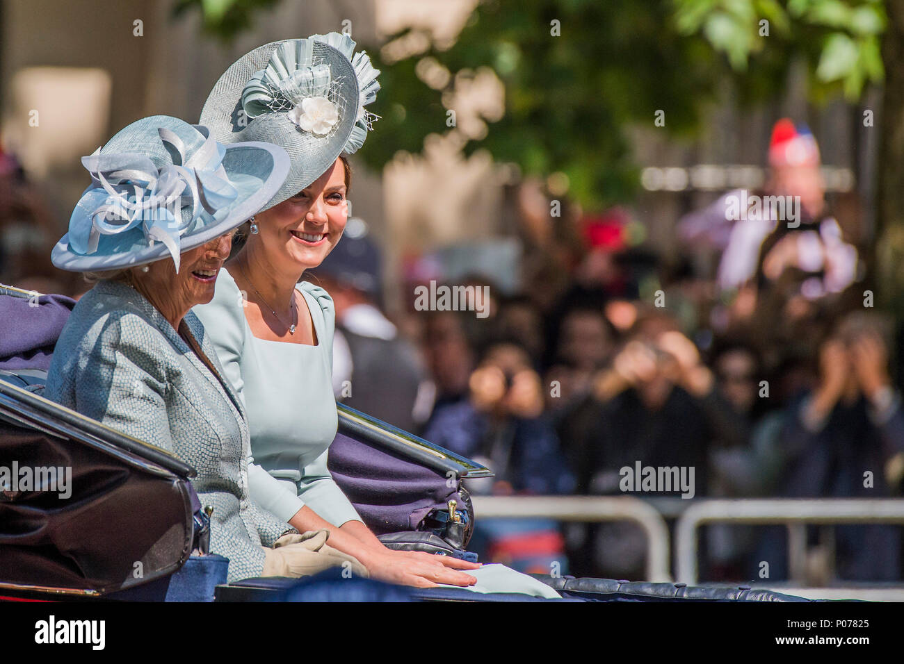 London, UK, 9. Juni 2018. Camilla, Herzogin von Cornwall, und Kate, Herzogin von Cambridge - Geburtstag der Königin Parade, populärer als die Farbe bekannt. Die Coldstream Guards Truppe ihre Farbe., Kredit: Guy Bell/Alamy leben Nachrichten Stockfoto