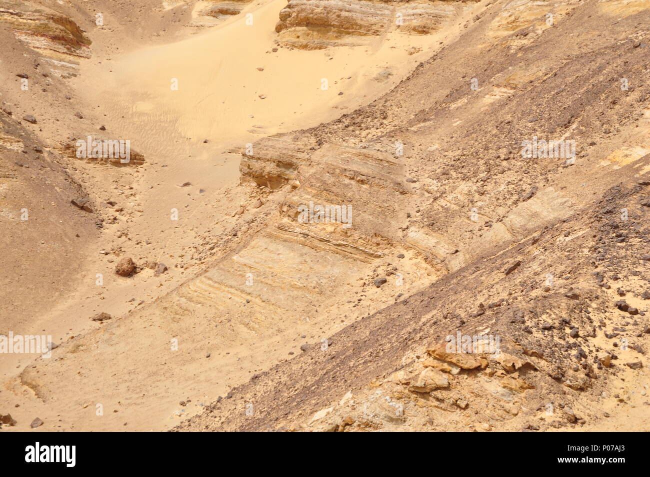 Geschichtete Felsen am Eingang der Bahariya Oase Depression, die Westliche Wüste, Ägypten. Stockfoto