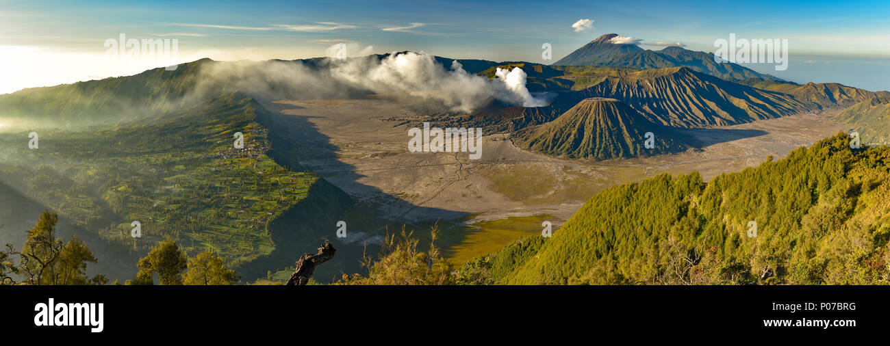 Panorama des Mount Bromo, des berühmtesten Vulkans in Java, Indonesien Stockfoto