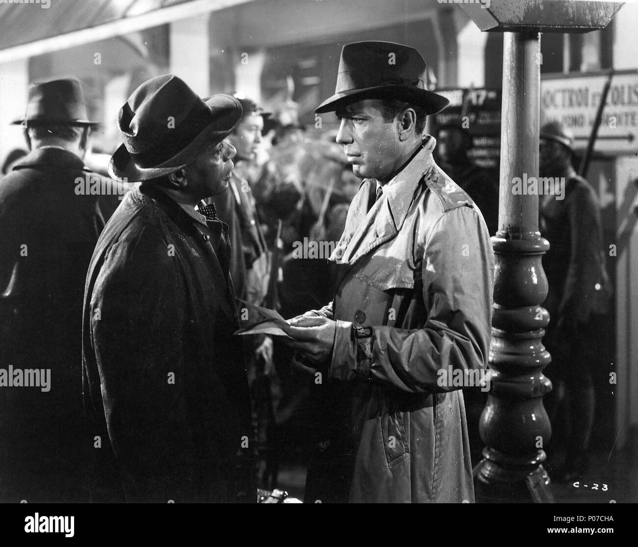 Original Film Titel: Casablanca. Englischer Titel: Casablanca. Regisseur: Michael Curtiz. Jahr: 1942. Stars: Humphrey Bogart; Dooley Wilson. Quelle: WARNER BROTHERS/Album Stockfoto