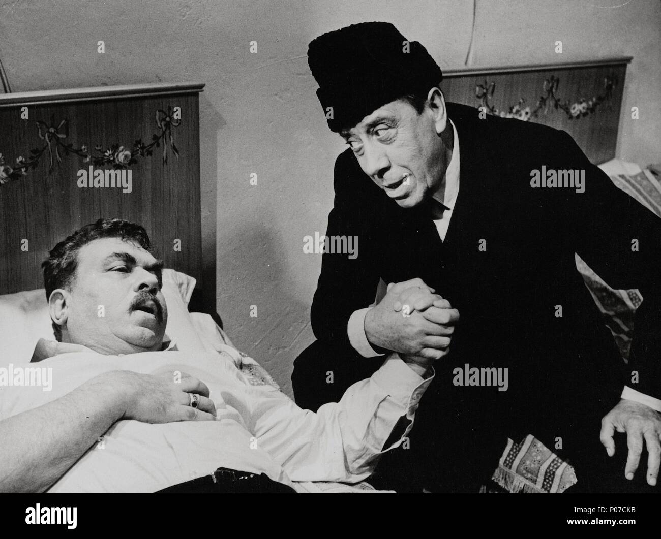 Original Film Titel: IL COMPAGNO DON CAMILO. Englischer Titel: Don Camillo in Moskau. Regisseur: LUIGI COMENCINI. Jahr: 1965. Stars: Gino Cervi ; FERNANDEL. Stockfoto