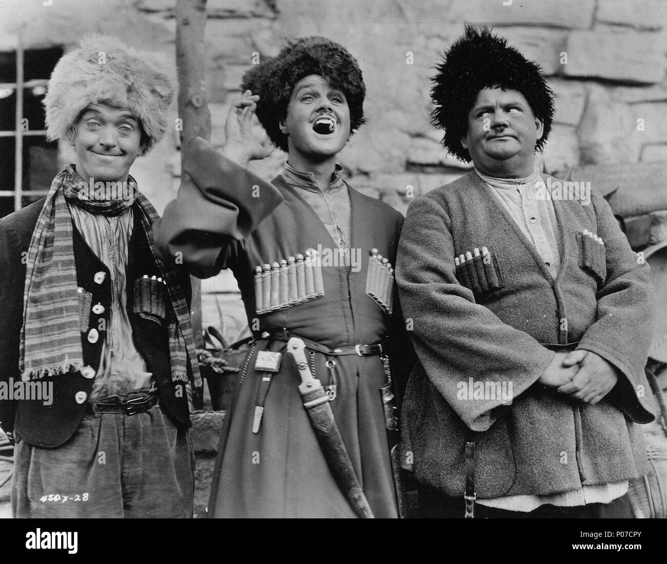 Original Film Titel: ROGUE SONG. Englischer Titel: The ROGUE SONG. Regisseur: LIONEL BARRYMORE. Jahr: 1930. Stars: Oliver Hardy, Stan Laurel; LAWRENCE TIBBETT. Credit: M.G.M/Album Stockfoto