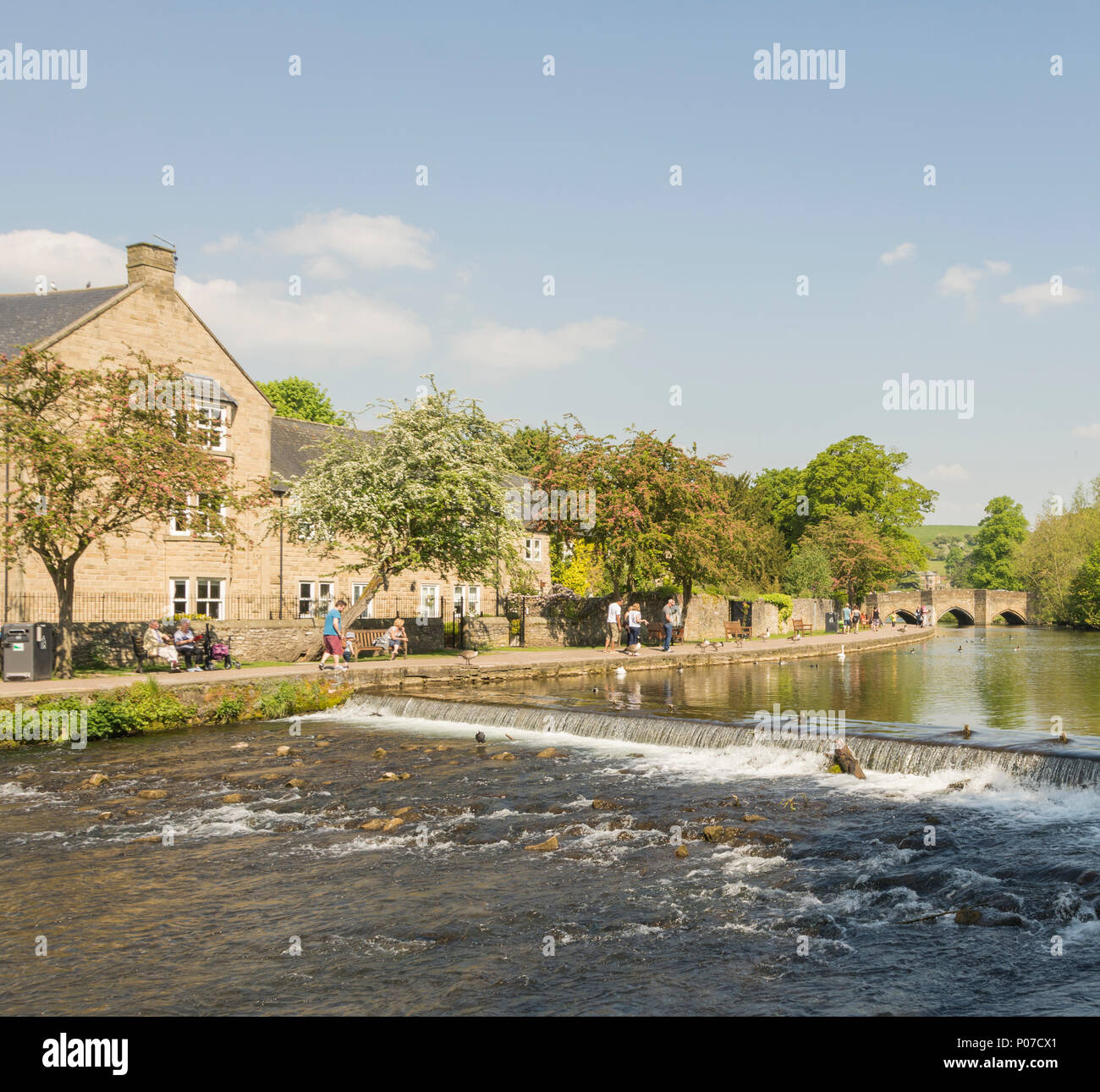 Wehr auf den Fluss Wye in Bakewell, Derbyshire. Stockfoto