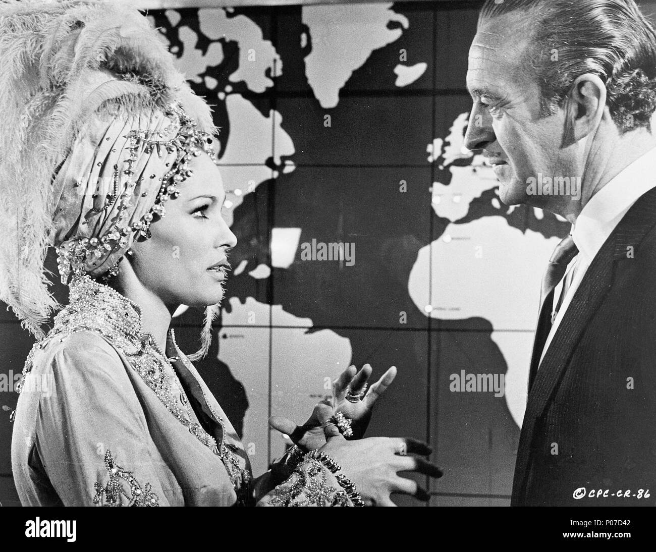 Original Film Titel: CASINO ROYALE. Englischer Titel: 007, JAMES BOND: CASINO ROYALE. Regisseur: John HUSTON; ROBERT PARRISH, KEN HUGHES, VAL GUEST. Jahr: 1967. Stars: Ursula Andress; David Niven. Quelle: COLUMBIA/berühmte Künstler/Album Stockfoto