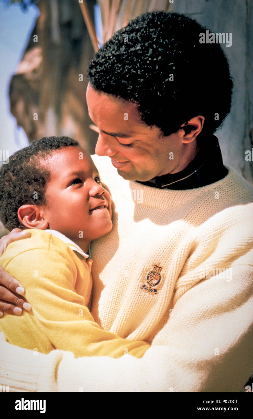 Junge und Vater umarmt HERR © Myrleen Pearson Stockfoto