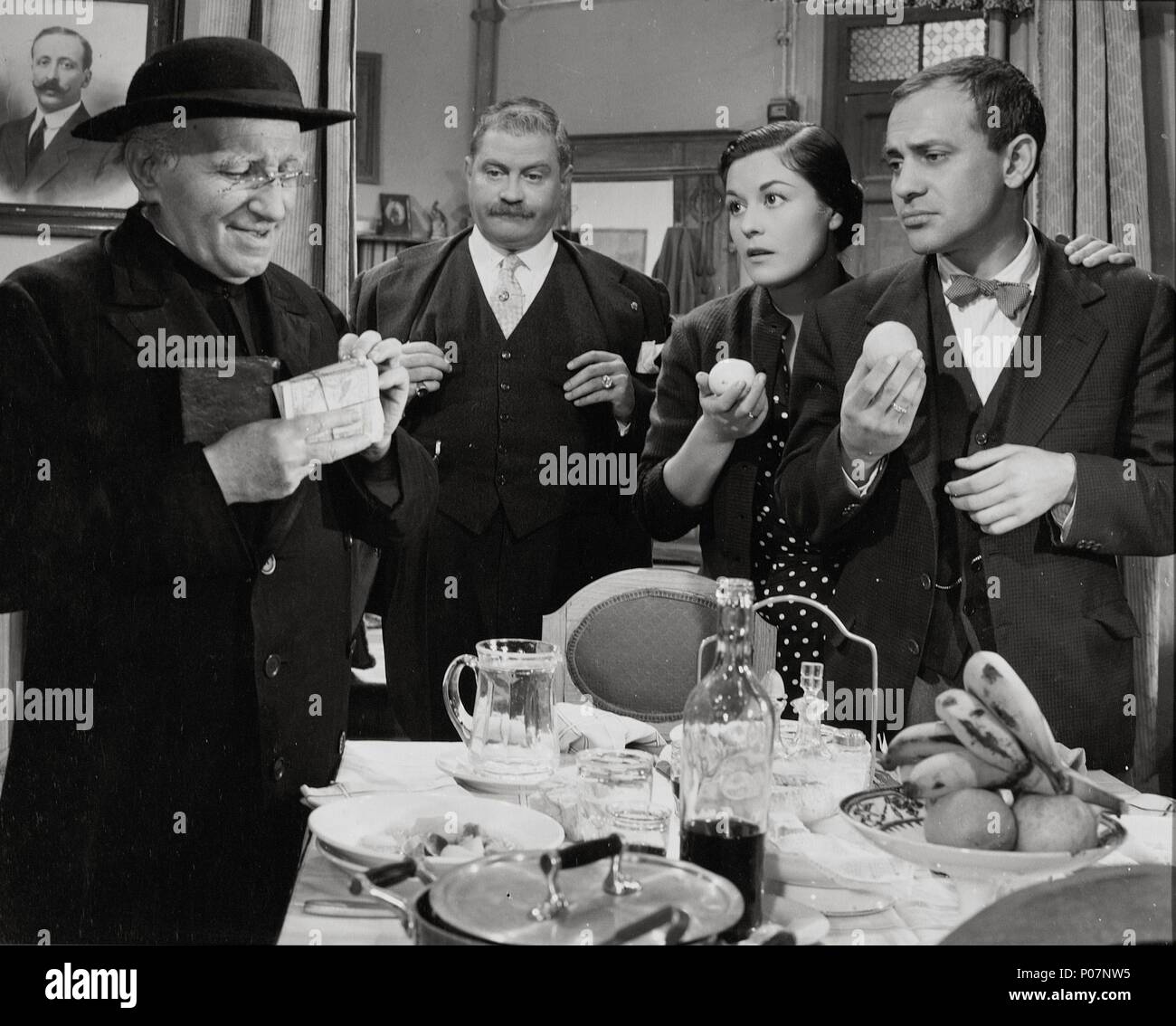 Original Film Titel: UN-ENGEL TUVO LA CULPA. Englischer Titel: UN-ENGEL TUVO LA CULPA. Regisseur: LUIS LUCIA. Jahr: 1960. Stars: FELIX FERNANDEZ; EMMA PENELLA; ROBERTO CAMARDIEL; JOSE LUIS OZORES. Credit: FLORALVA - ALCOCER/Album Stockfoto