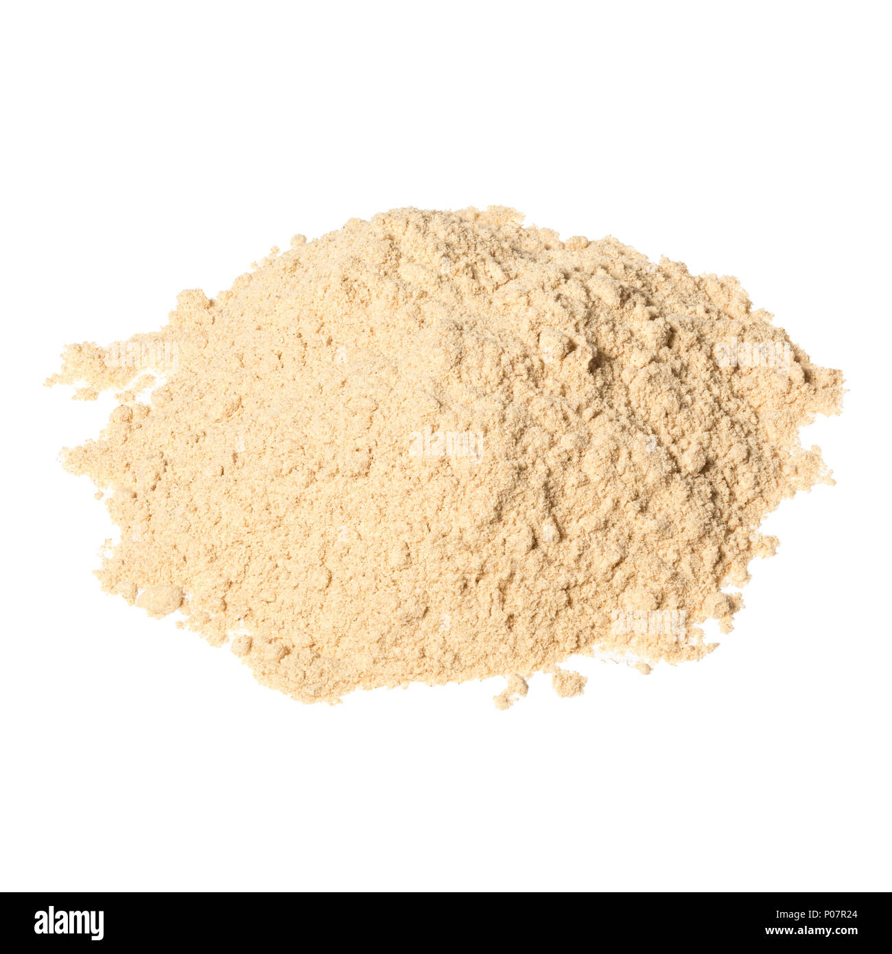 Stapel von Gemahlener Ingwer Zingiber officinale isoliert auf Weiss. Stockfoto