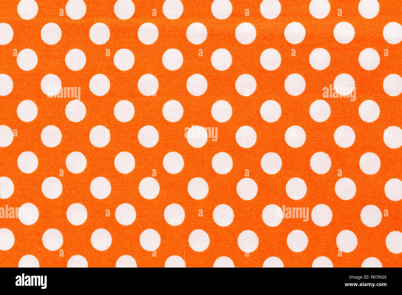 Orange und Weiß distressed Polka Dots Hintergrund. Stockfoto