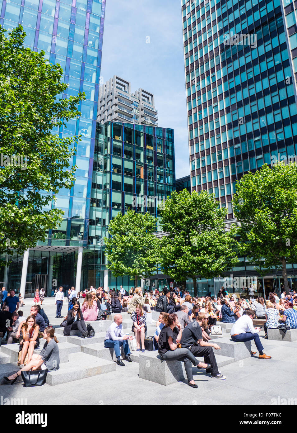 Sommer Tag Menschen auf Mittagessen, Regents Ort, Neuentwicklung, Camden, London, England, UK, GB. Stockfoto