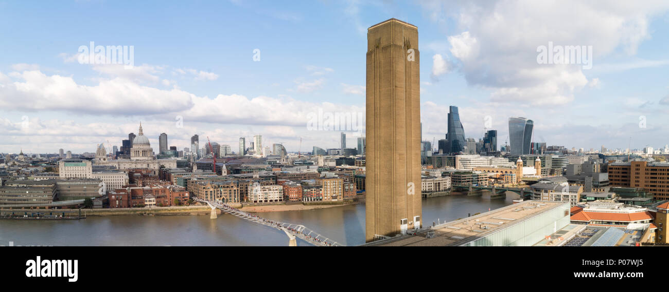 Ein Panorama Bild von einem Blick auf Saint Pals und der Londoner City von der Oberseite des Tate Modern Erweiterung Stockfoto
