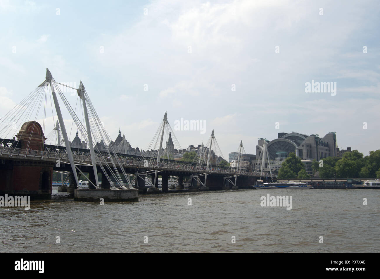 Hungerford Bridge und Golden Jubilee Bridges, London, England Stockfoto
