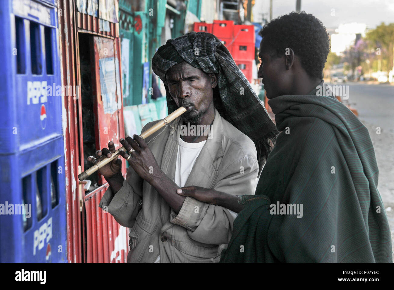Ein Bettler spielt eine Flöte auf den Straßen von Addis Abeba, Äthiopien, Afrika Stockfoto