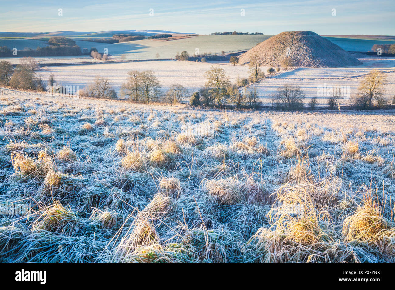 Ein Frostiger Morgen am Silbury Hill in Wiltshire. Stockfoto
