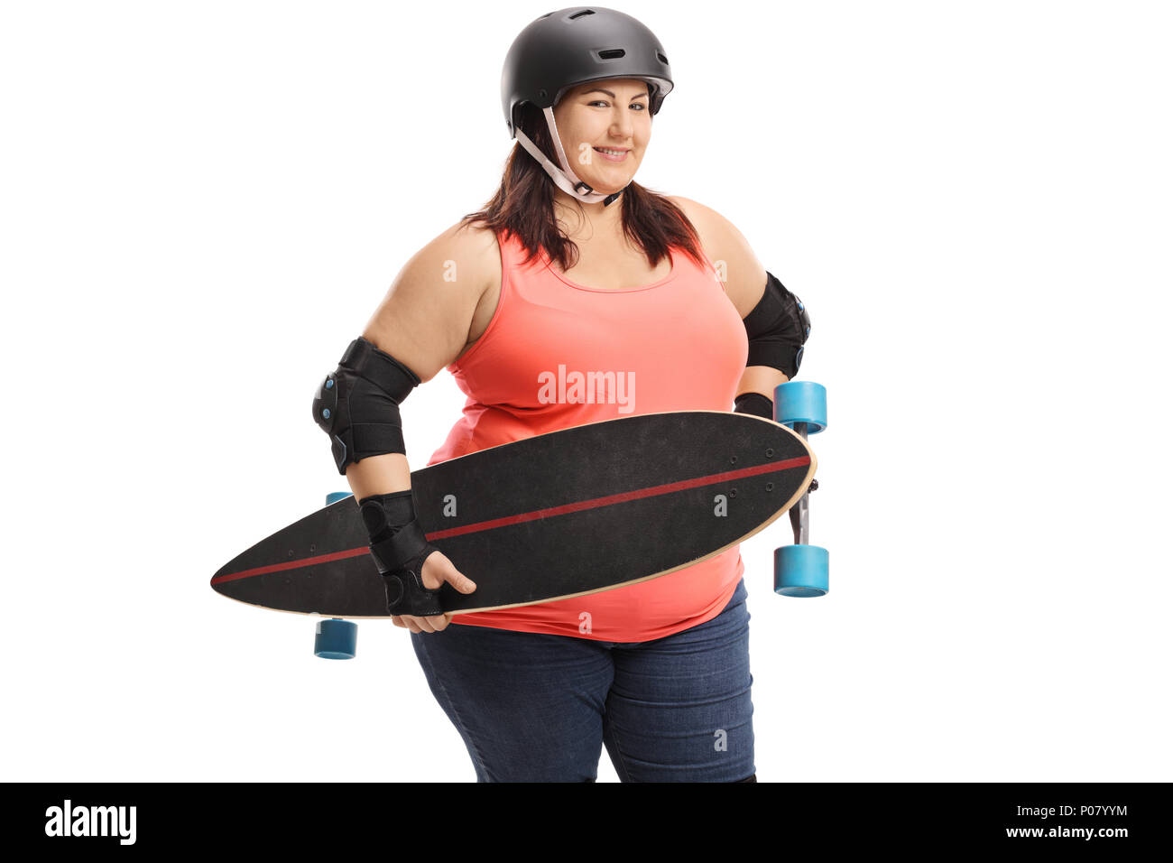 Übergewichtige Frau mit einem Longboard mit Schutzkleidung auf weißem Hintergrund Stockfoto