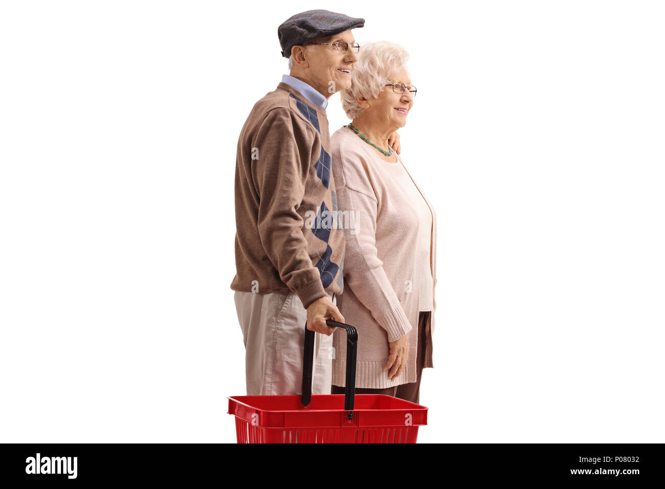 Ältere Paare mit einem leeren Warenkorb auf weißem Hintergrund Stockfoto