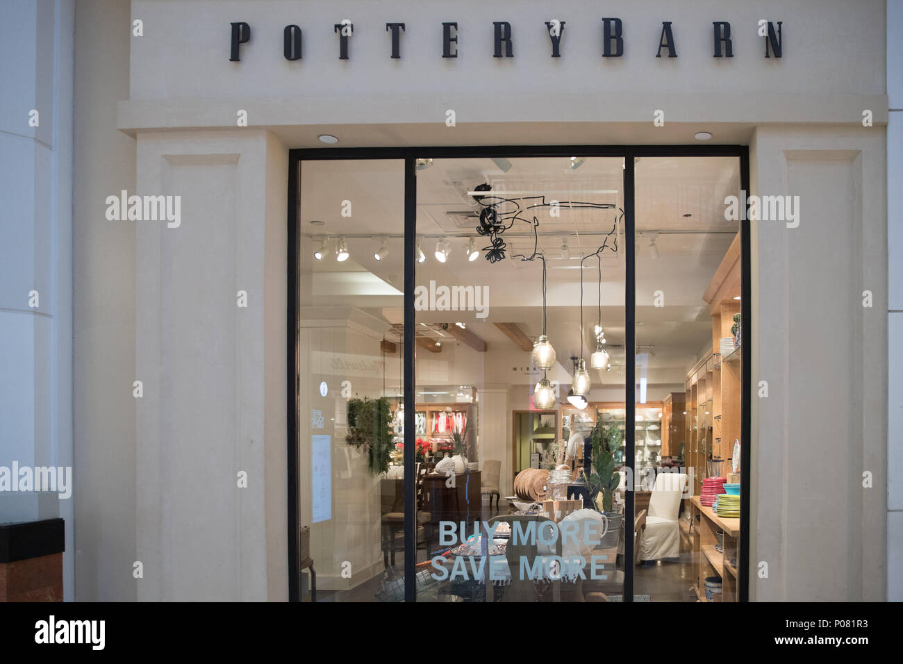 Pottery Barn store Exterieur. Pottery Barn ist ein US-amerikanischer-basierte Home Einrichtungshaus Kette. King of Prussia PA USA. 30. Mai 2018. Stockfoto