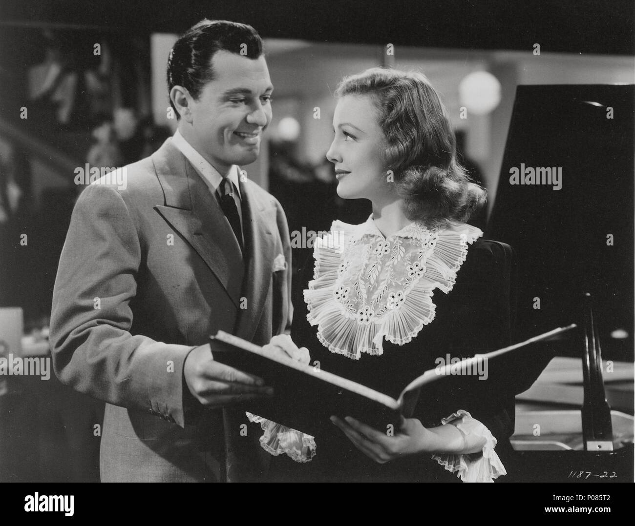 Original Film Titel: DIE GROSSEN LADEN. Englischer Titel: THE BIG STORE. Regisseur: CHARLES REISNER. Jahr: 1941. Stars: TONY MARTIN; VIRGINIA GRAU. Credit: M.G.M/Album Stockfoto