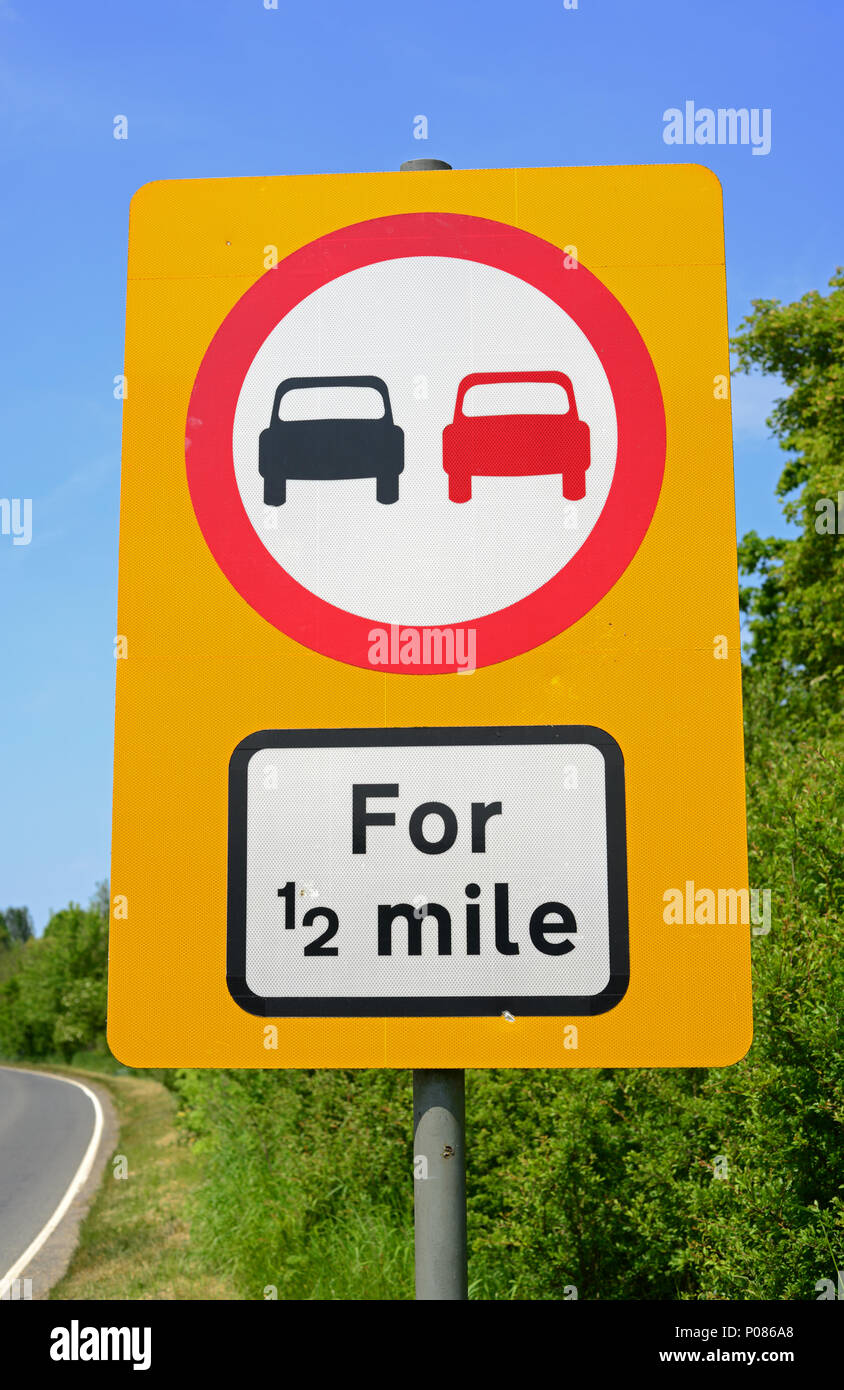 Lkw, die Warnzeichen der Überholverbot für die nächste halbe Meile auf Strasse voraus erlaubt Braintree Essex Vereinigtes Königreich Stockfoto