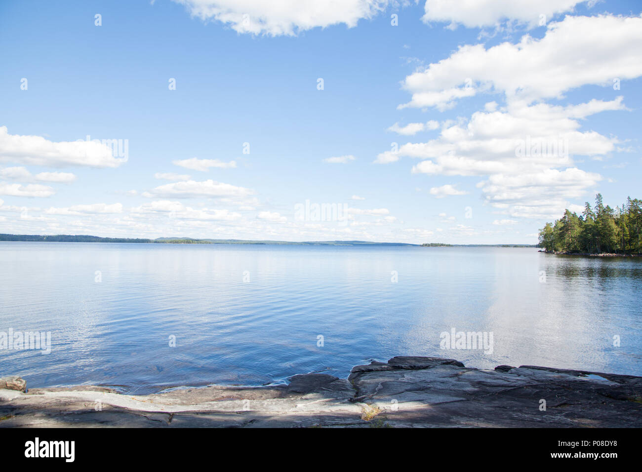 Spiegelglatter Siehe im Naturschutzgebiet Glaskogen Schweden Stockfoto