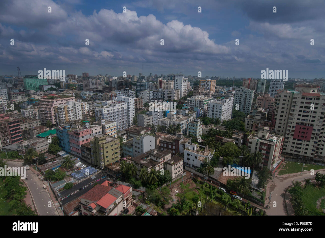Dhaka, Bangladesch - August 17, 2015: Birds Ansicht der Dhaka Metropolitan City. Dhaka, einer Stadt mit über 15 Millionen Menschen, scheint zu platzen. Stockfoto