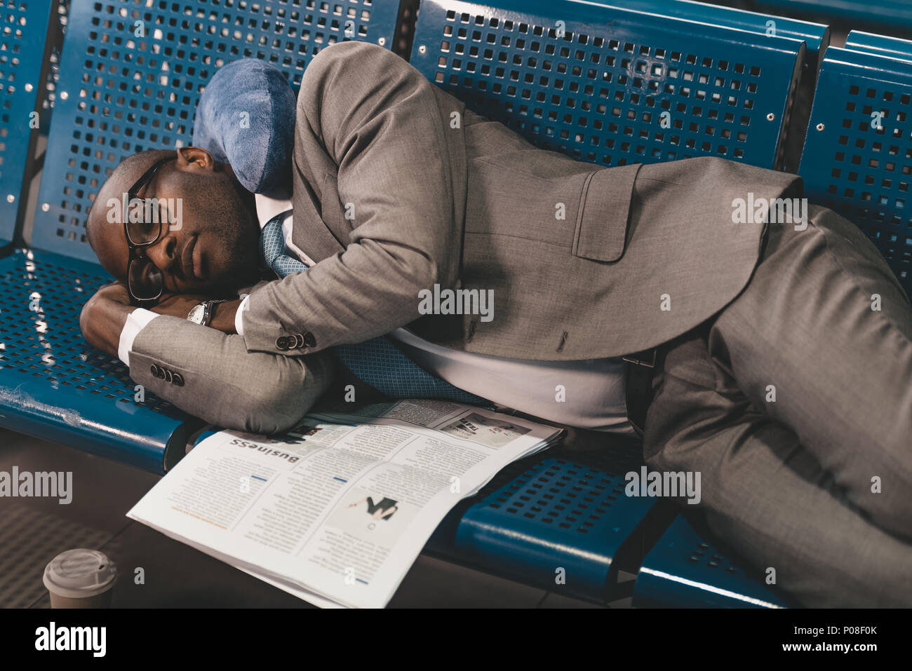 Müde, Geschäftsmann, schlafen auf den Sitzen beim Warten auf der Reise am Flughafen Lobby Stockfoto