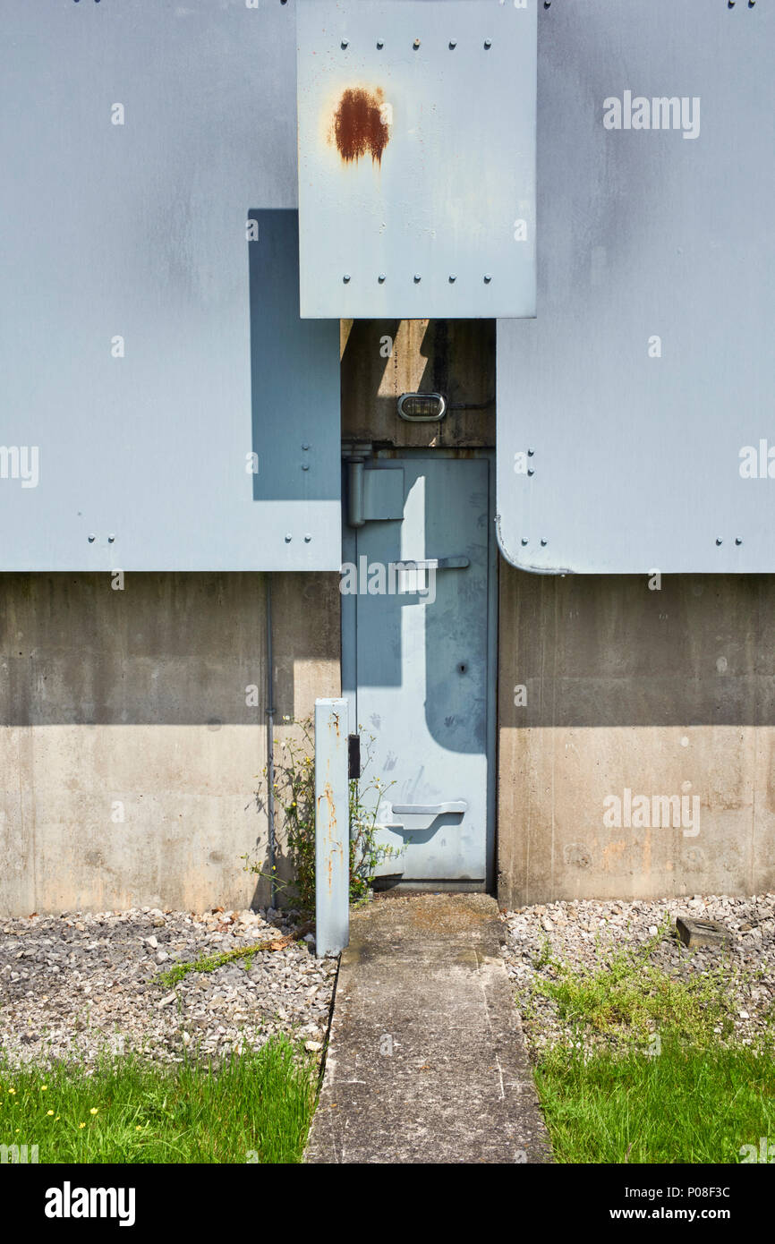 Klein, Stahl äußere Tür an der geheimen Atombunker in Hack Grün Stockfoto